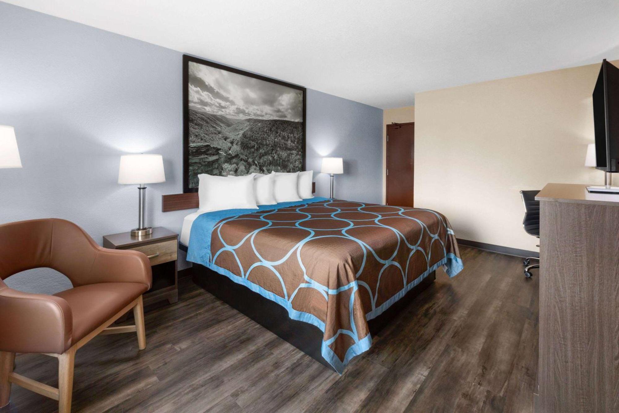Super 8 By Wyndham Fairmont Hotel Exterior photo