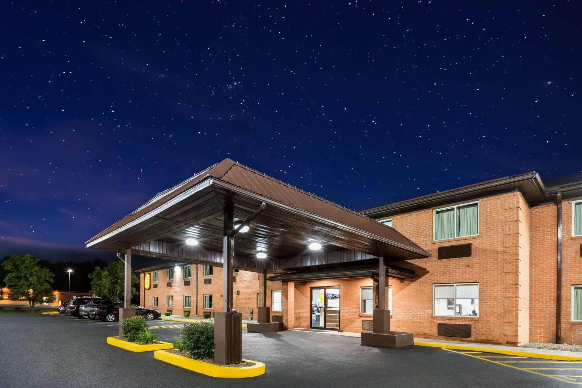 Super 8 By Wyndham Fairmont Hotel Exterior photo