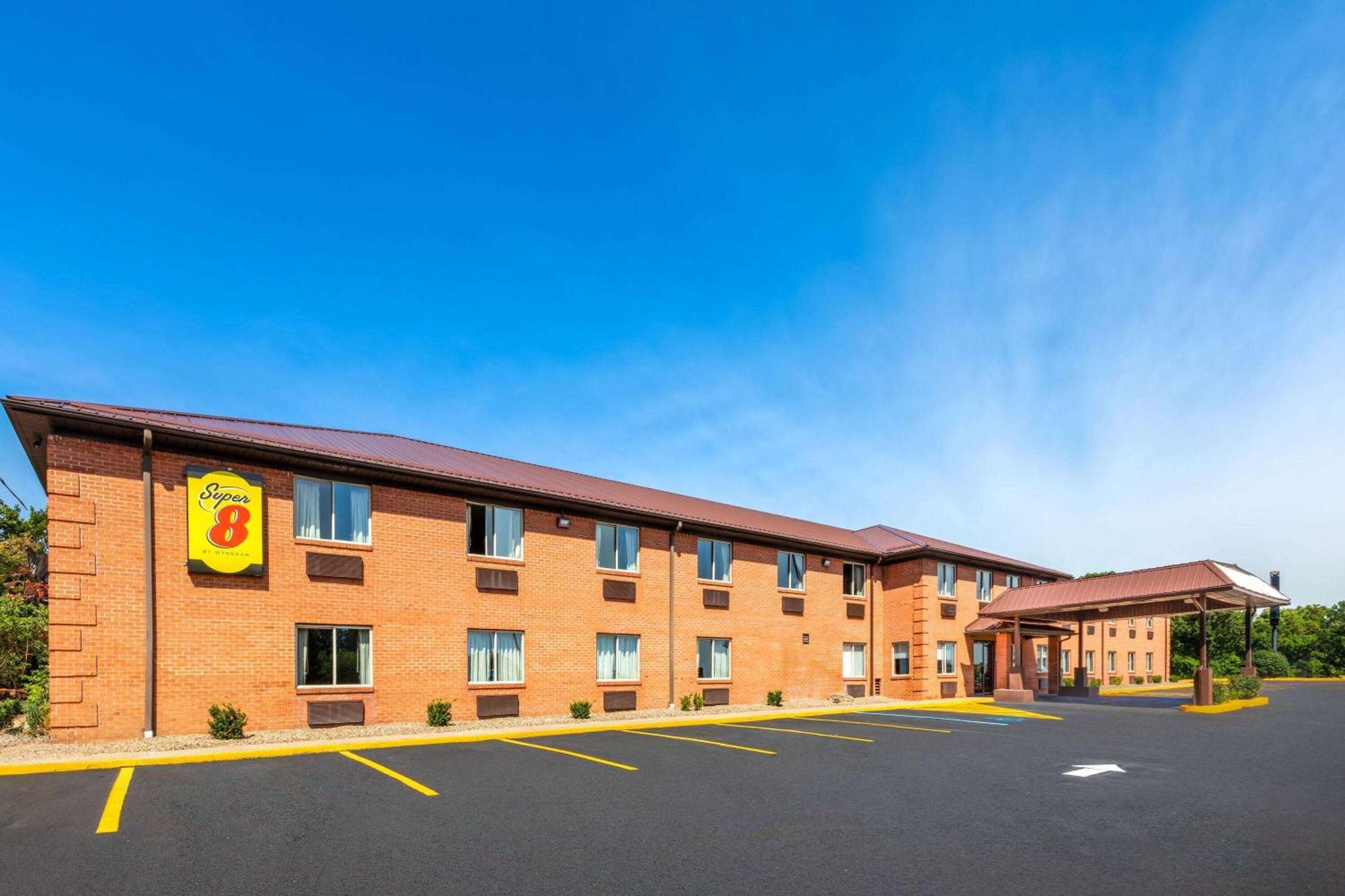 Super 8 By Wyndham Fairmont Hotel Exterior photo