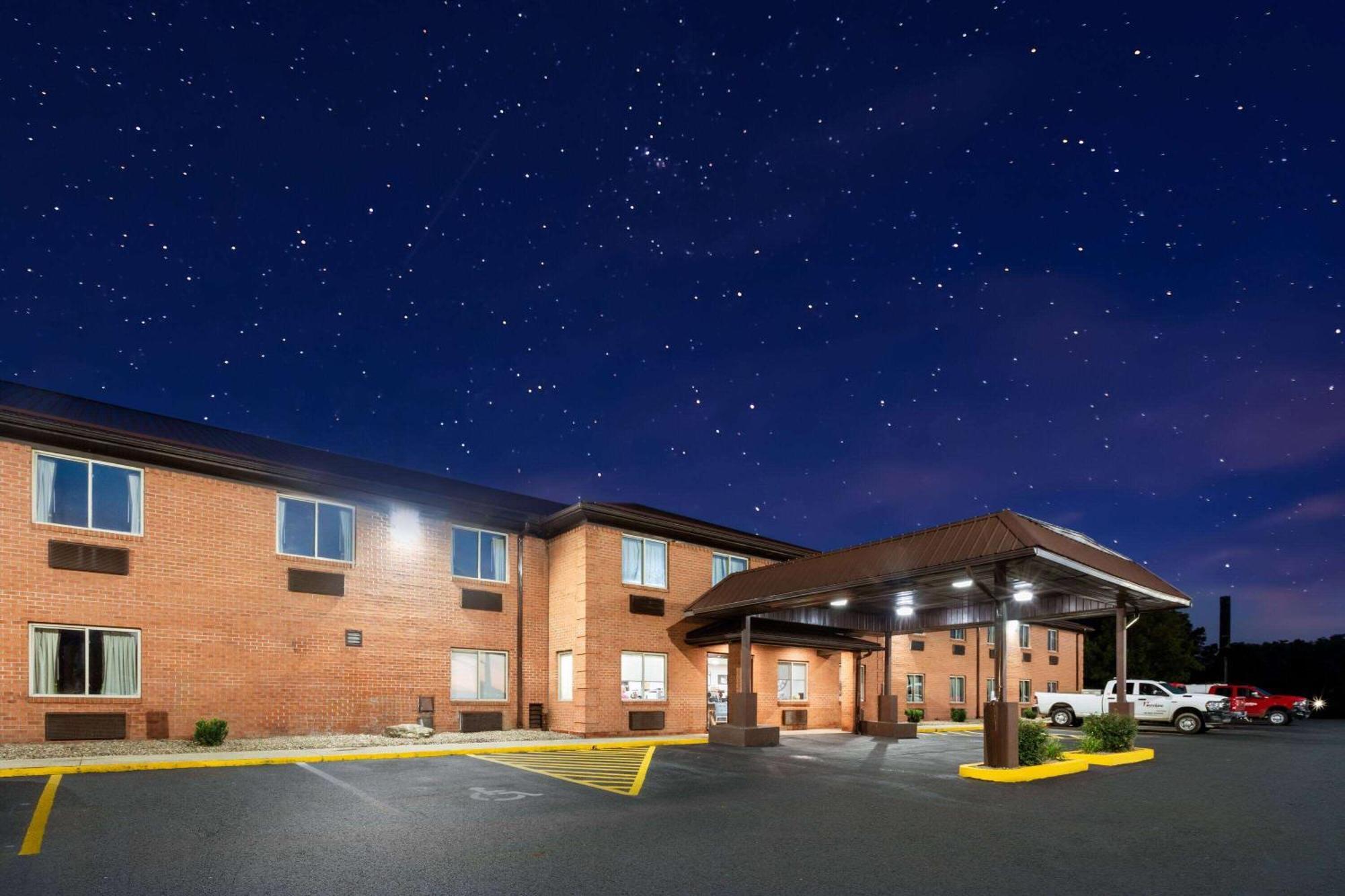 Super 8 By Wyndham Fairmont Hotel Exterior photo